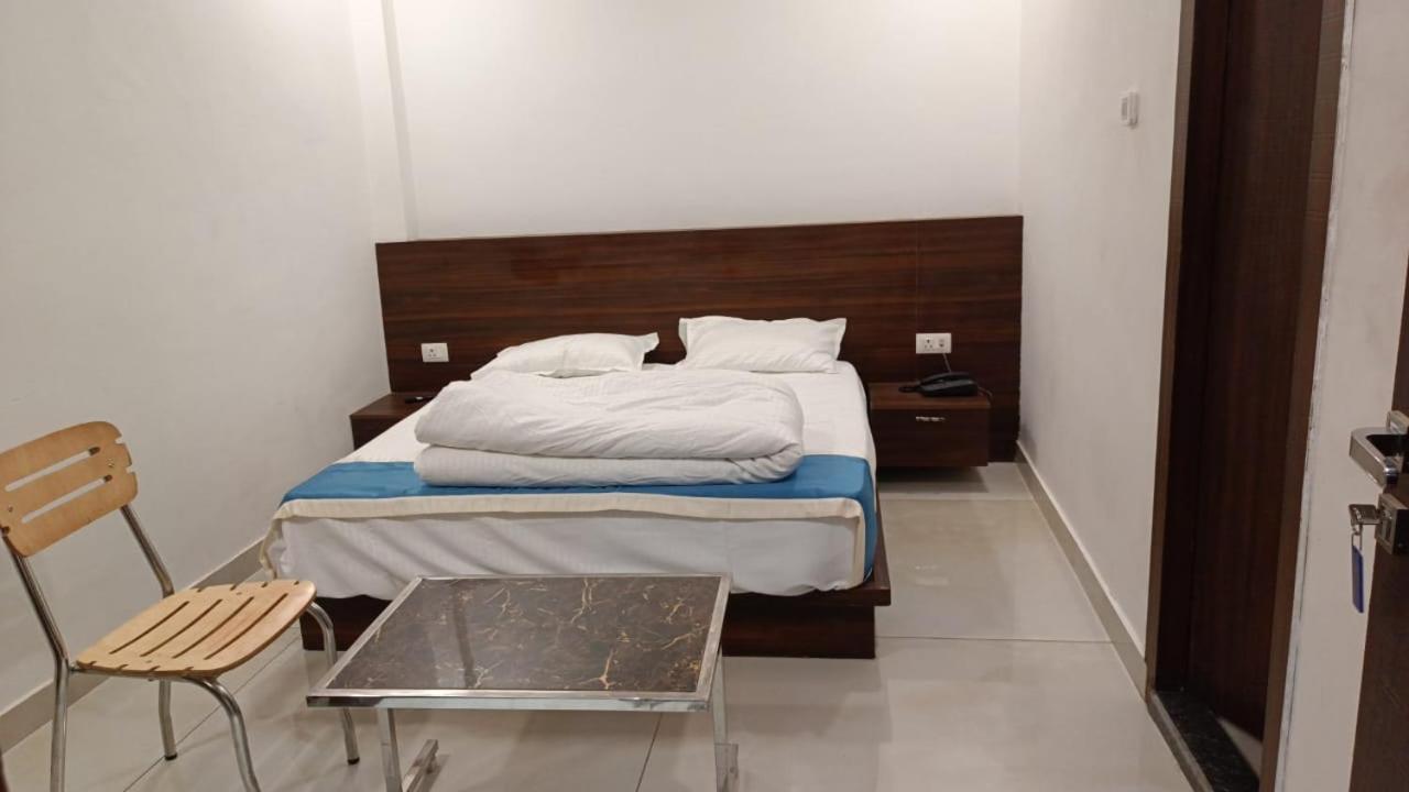 Hotel Cross Road By Wb Inn Unnao Exteriör bild
