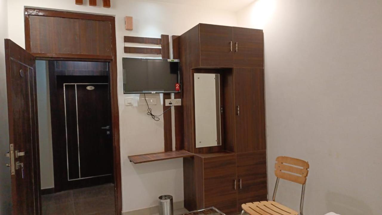 Hotel Cross Road By Wb Inn Unnao Exteriör bild