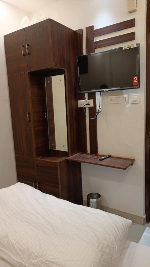 Hotel Cross Road By Wb Inn Unnao Exteriör bild