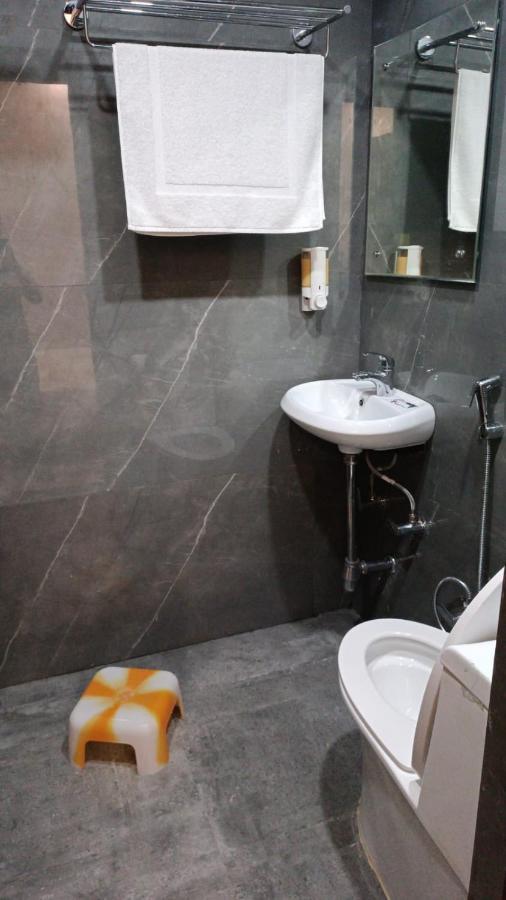 Hotel Cross Road By Wb Inn Unnao Exteriör bild