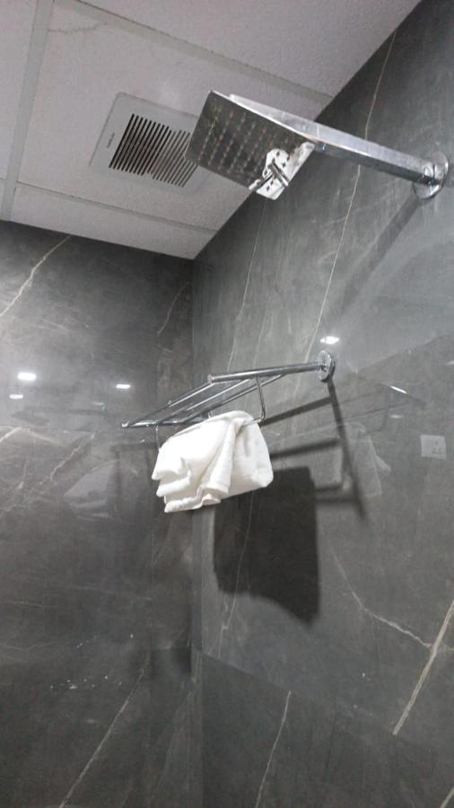 Hotel Cross Road By Wb Inn Unnao Exteriör bild