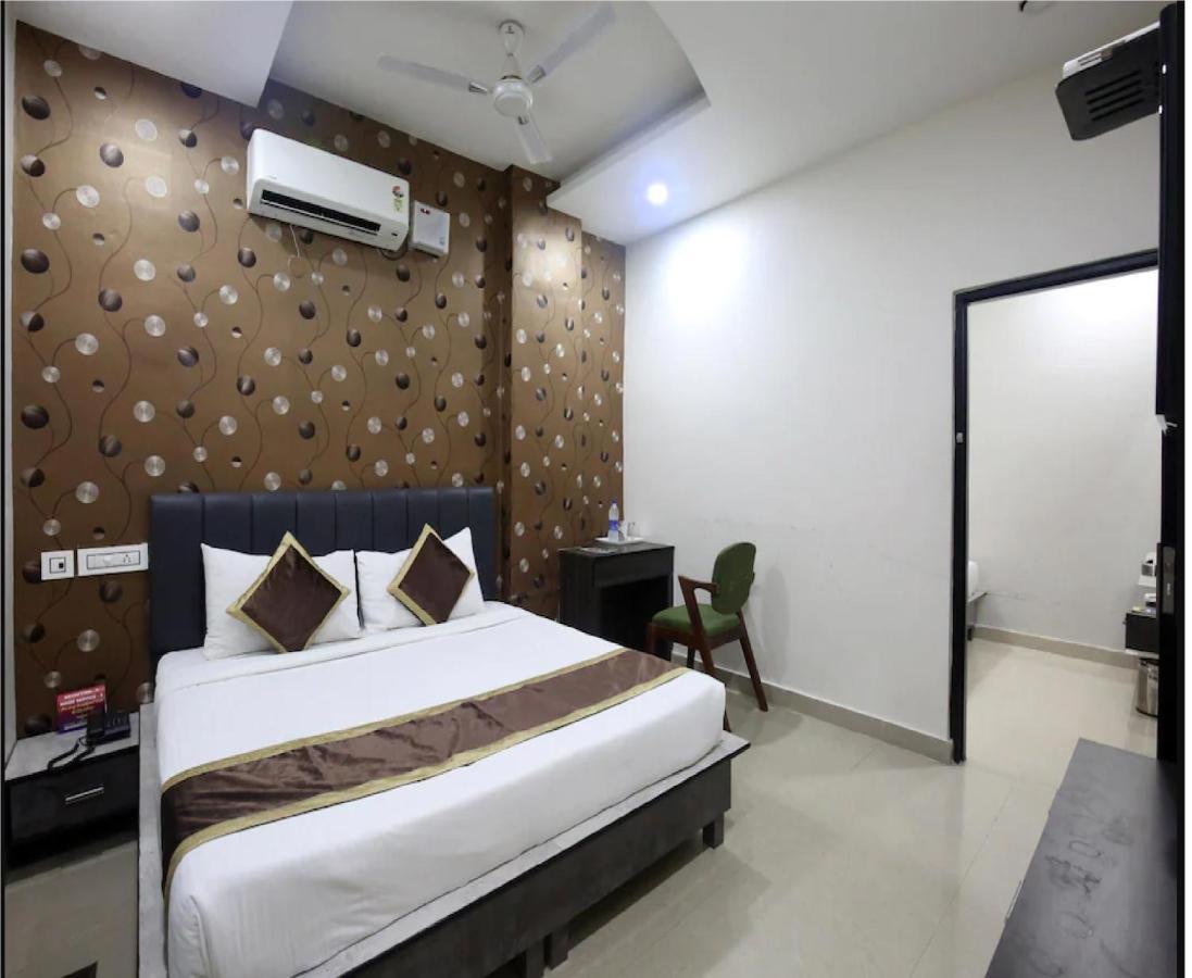 Hotel Cross Road By Wb Inn Unnao Exteriör bild