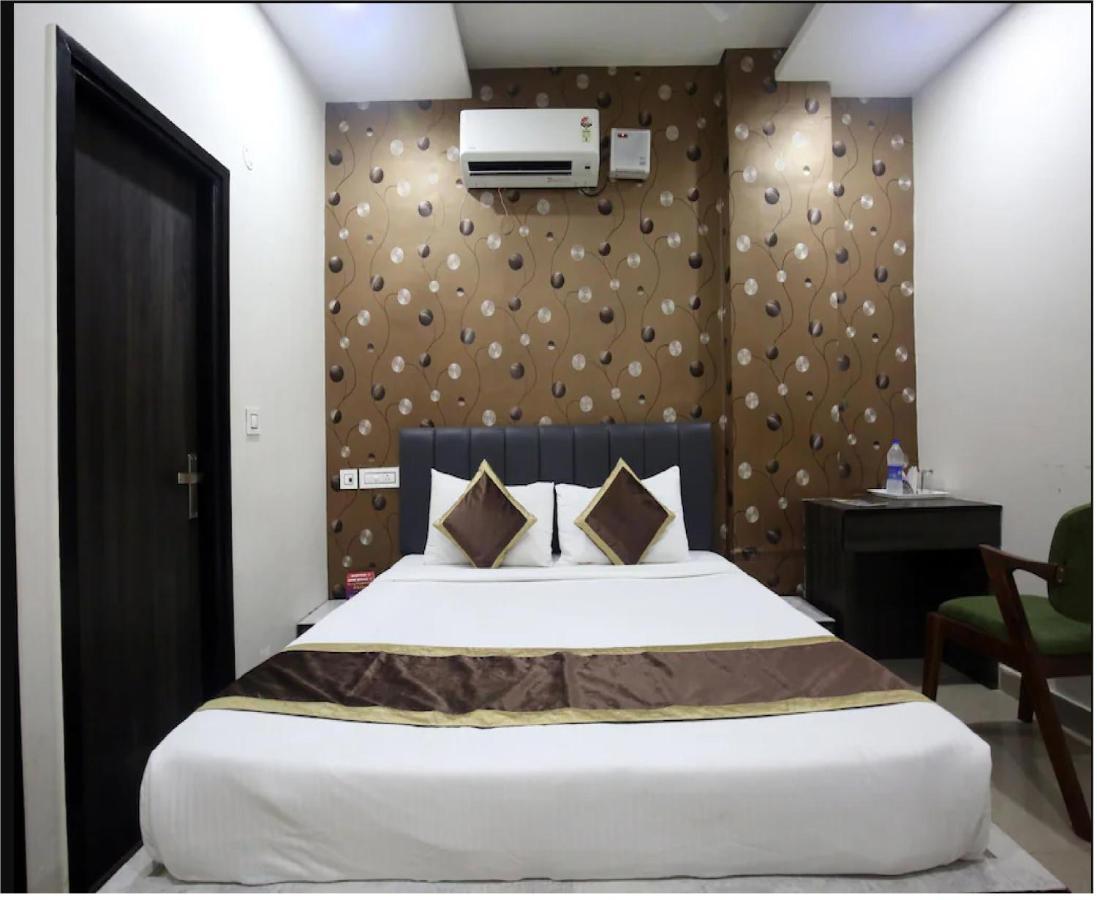 Hotel Cross Road By Wb Inn Unnao Exteriör bild