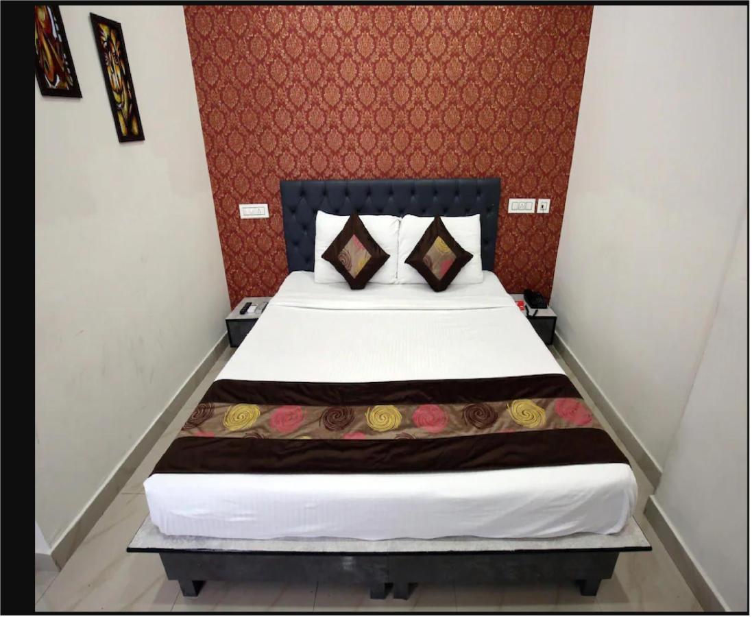 Hotel Cross Road By Wb Inn Unnao Exteriör bild